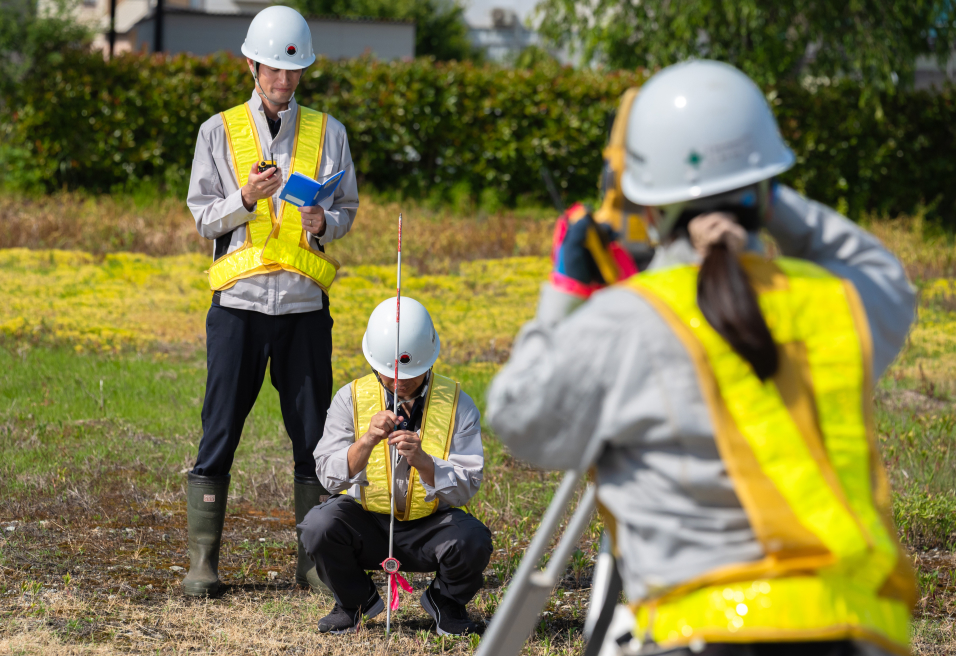 現場で測量を行う作業員