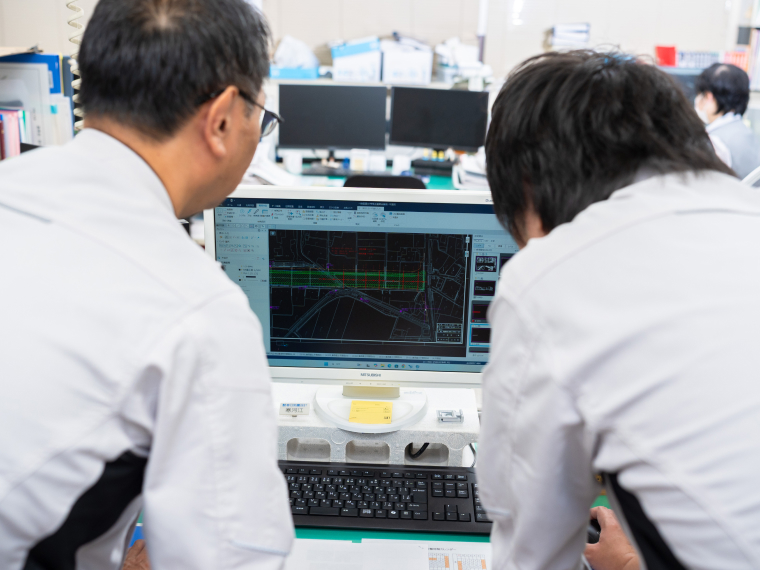 測量・解析ソフトを操作するスタッフ