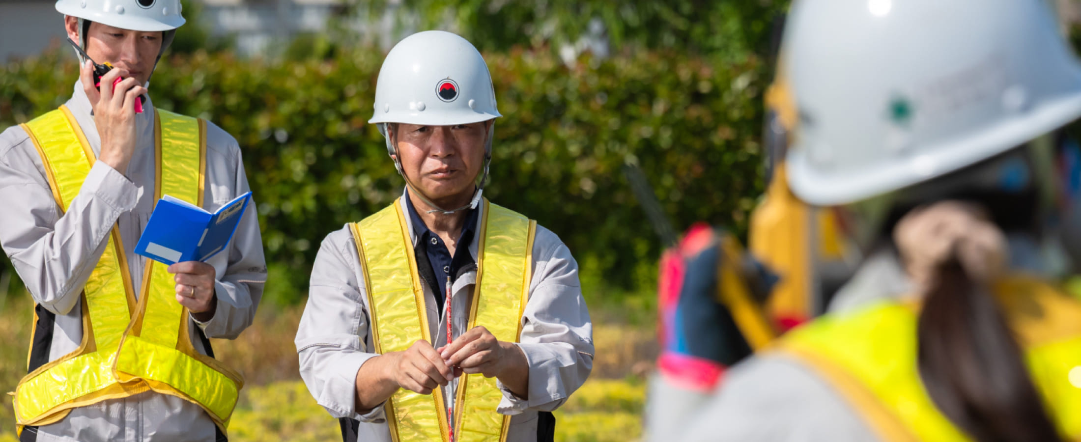 トータルステーションを操作して測量する作業員